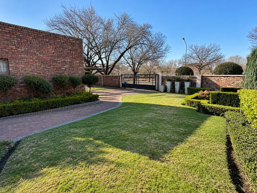 5 Bedroom Property for Sale in Van Der Hoff Park North West